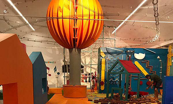 interno museo dei bambini di Verona con mongolfiera arancione