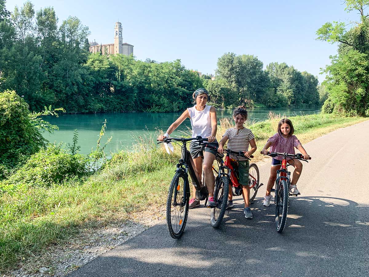 Famiglia sulla pista ciclabile Peschiera Mantova