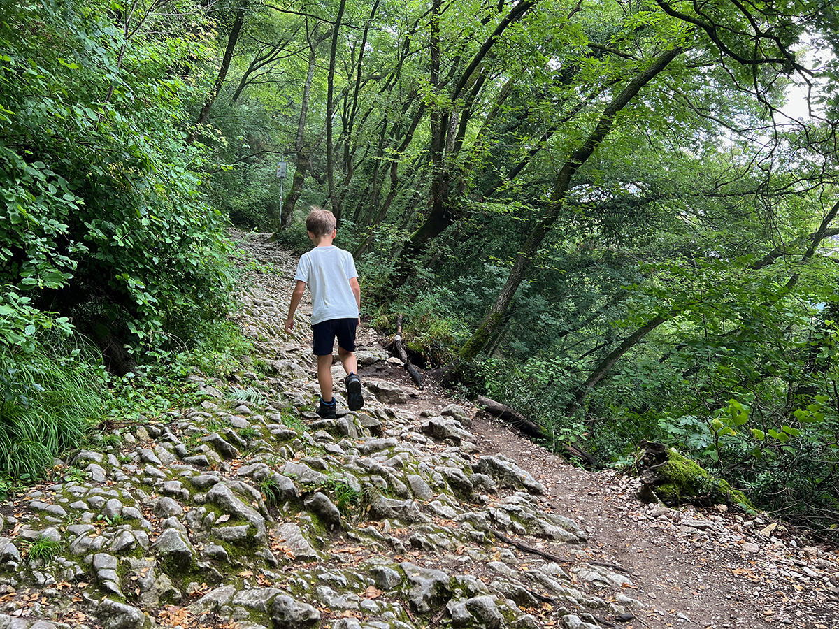 bambino sul sentiero per la Rocca di Garda