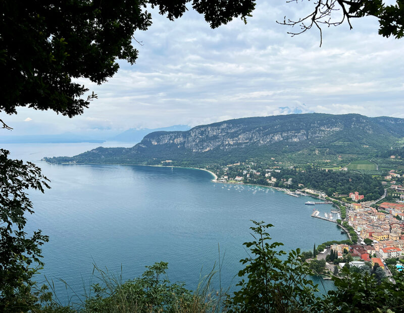 vista sul Lago di Garda e il paese di Garda dalla Rocca di Garda